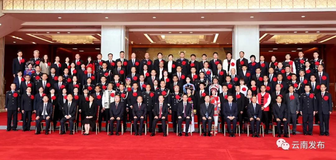 我省表彰第七届“人民满意的公务员”和“人民满意的公务员集体” 王宁王予波会见受表彰代表并出席表彰大会