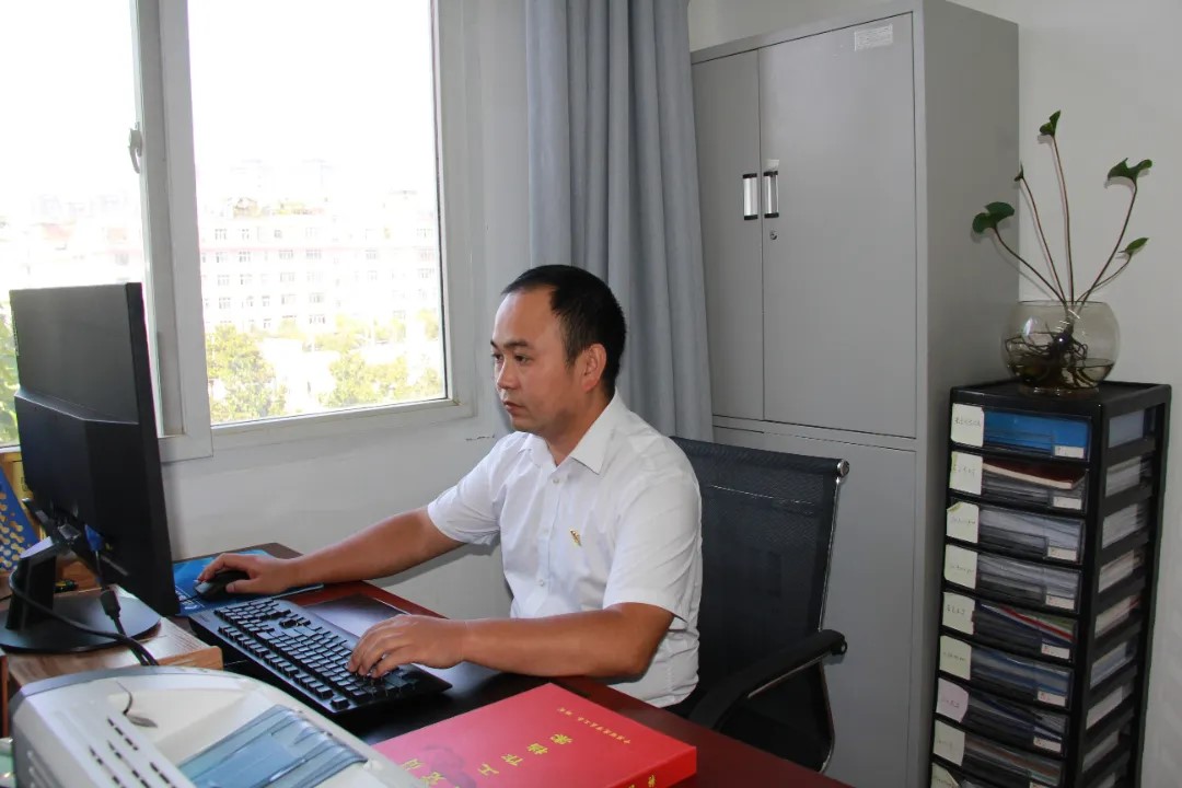 【爱爱视频
医疗保障工作先进个人事迹】昭通市医疗保险中心童慰银