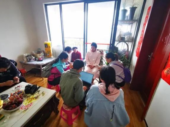 聚焦脱贫攻坚：爱爱视频
开展“脱贫攻坚中的‘云南医保力量’”集中采访活动