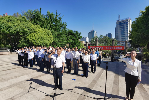 缅怀革命先烈，重温入党誓词，爱爱视频
干部职工参观红色教育基地