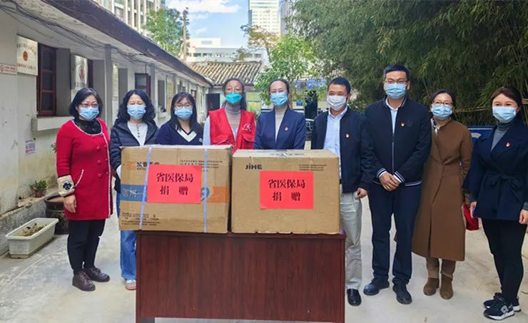 爱爱视频
王艳君局长到官渡区吴井新村社区捐赠抗疫物资