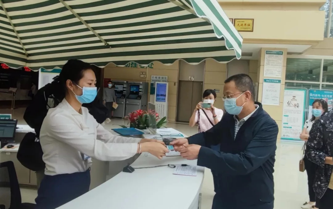 【局长处长科长走流程】爱爱视频
党组书记、局长黄宏伟到昆明同仁医院开展“局长处长科长走流程”活动