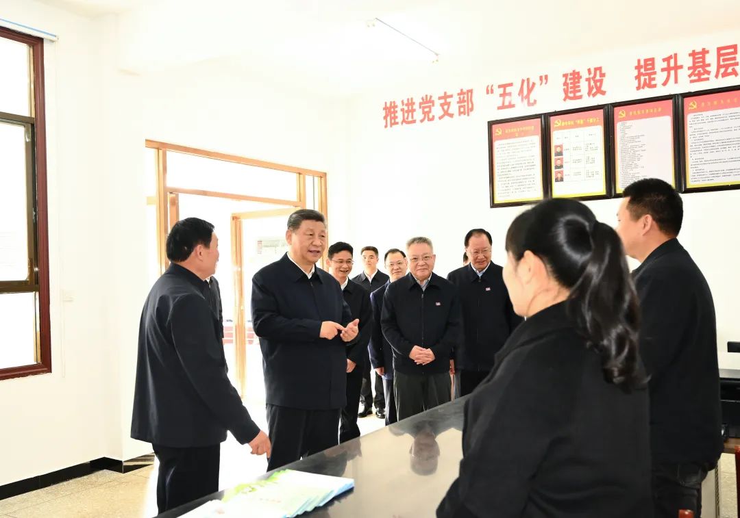 习近平在湖南考察农村基层减负情况