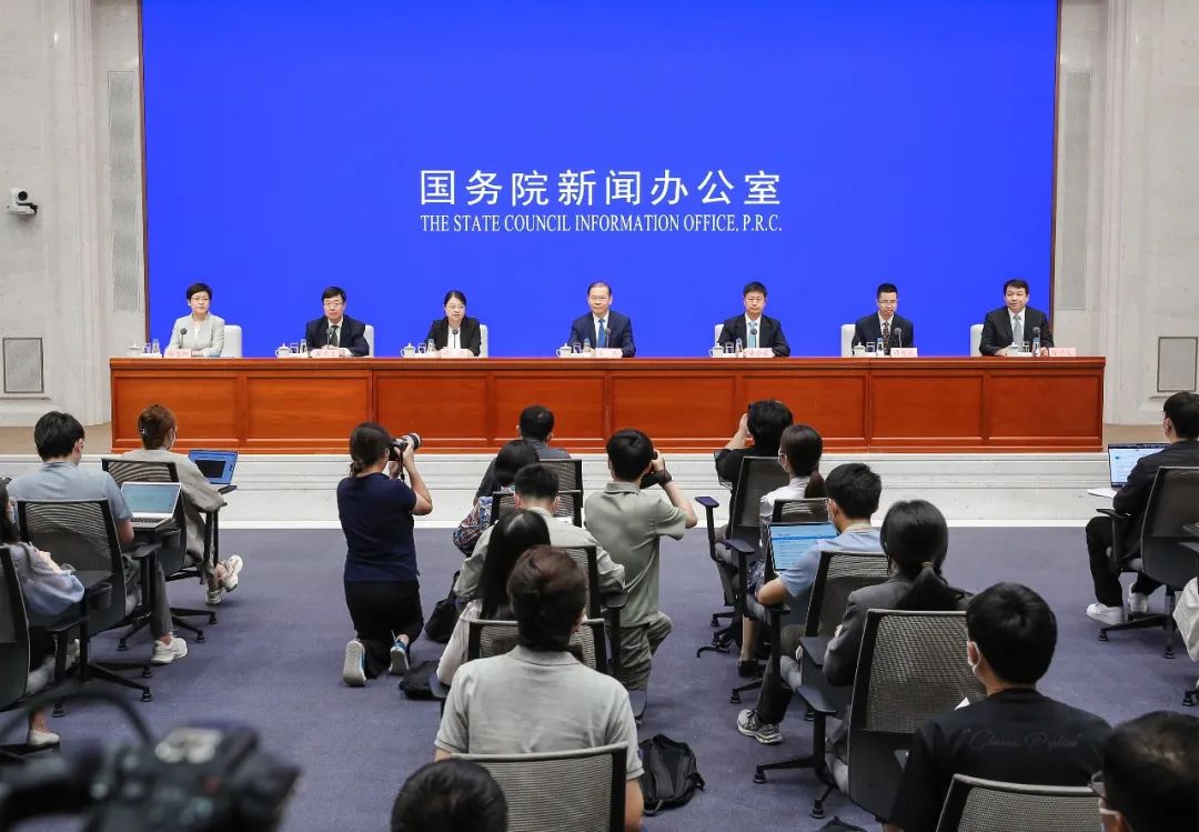 国新办举行《社会保险经办条例》国务院政策例行吹风会