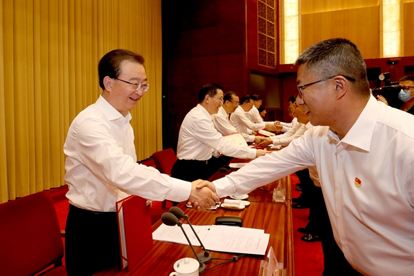 与会领导为受表扬的10名优秀县委书记颁发荣誉证书。.jpg